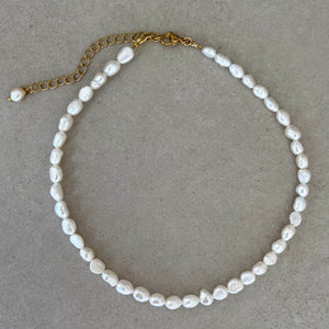 Basic Pearl Necklace